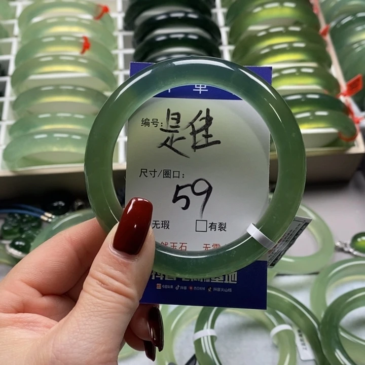 蛇纹石玉手镯未镶嵌是***。