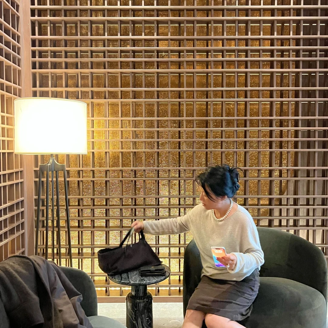 fen姐【信自己】时尚极简无缝一体圆领卷边羊毛针织上衣250119