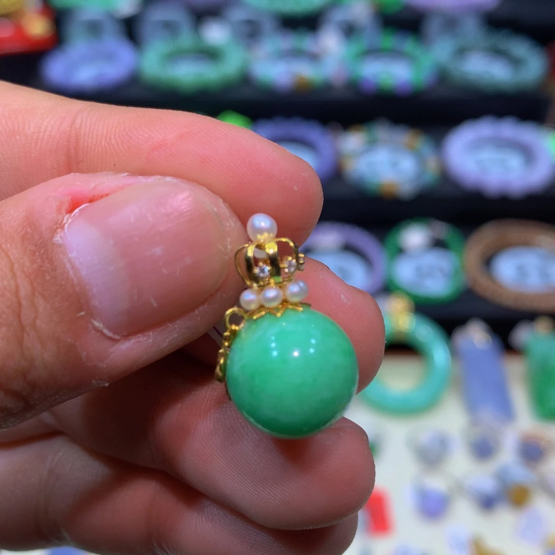 翡翠18K金镶嵌颈饰