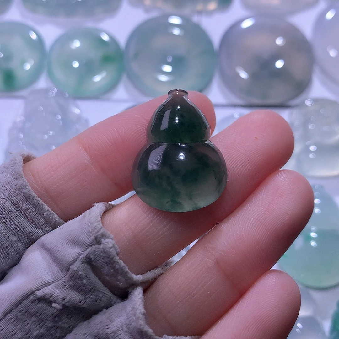 翡翠未镶嵌颈饰葫芦