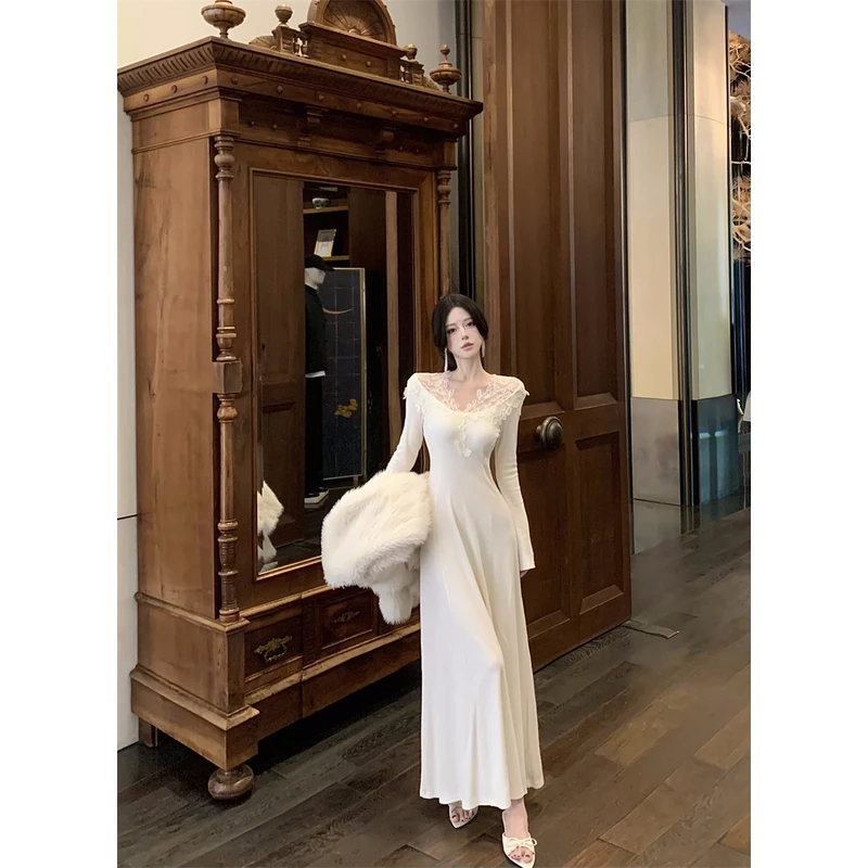 温柔气质蕾丝拼接v领针织连衣裙女秋冬收腰显瘦a摆长裙内搭打底裙