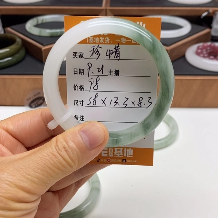 珍***惜未镶嵌手镯石英质玉