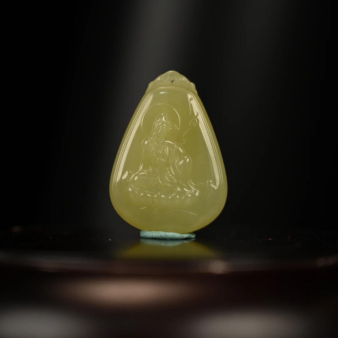 Lot8826 25YU106672和田玉黄玉观音挂件/匡时