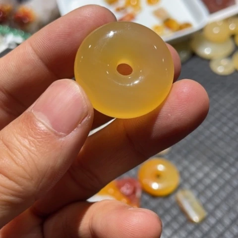 【闪购商品】未镶嵌石英质玉（黄龙玉）颈饰豪*到