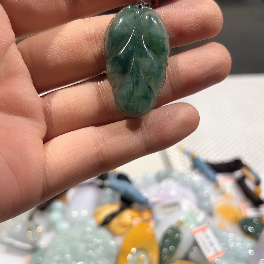 翡翠未镶嵌颈饰挂件