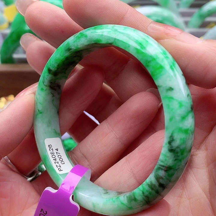 翡翠手镯未镶嵌翡翠