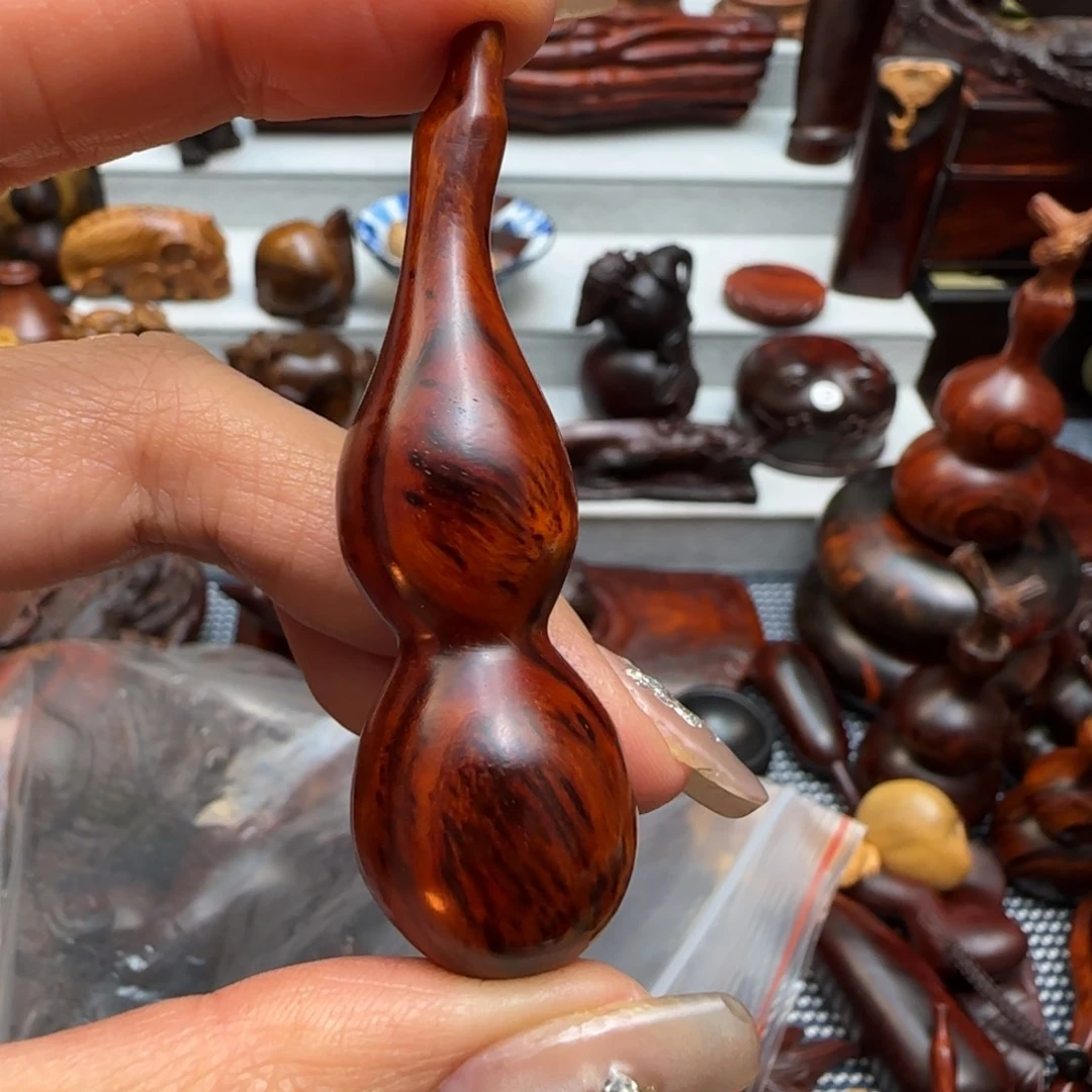 木彩*金小叶紫檀雕刻小葫芦手把件