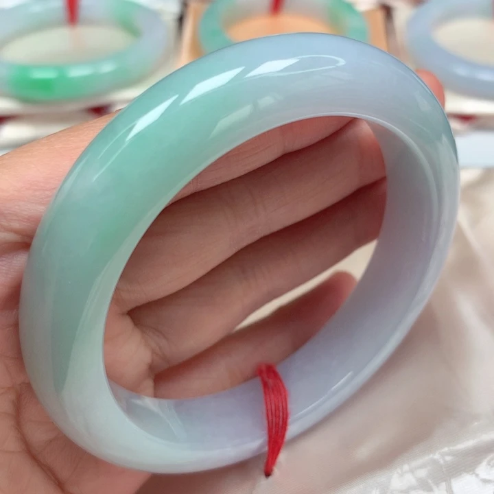 翡翠手镯未镶嵌冰胶春彩