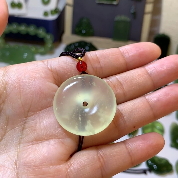 岫玉未镶嵌颈饰吊坠