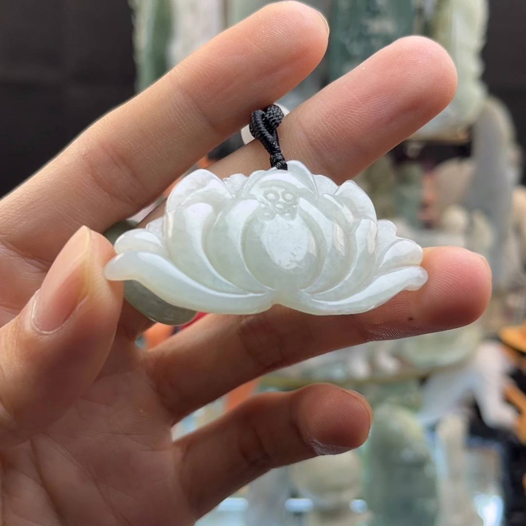 翡翠未镶嵌颈饰荷花
