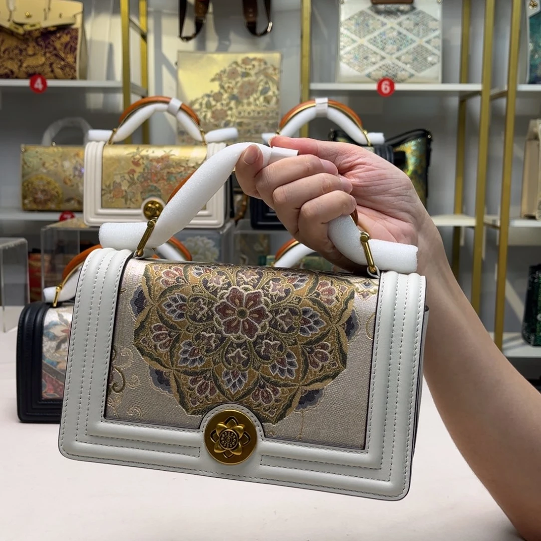 织绣高定风雨中的花朵，倔强又美丽。大漏