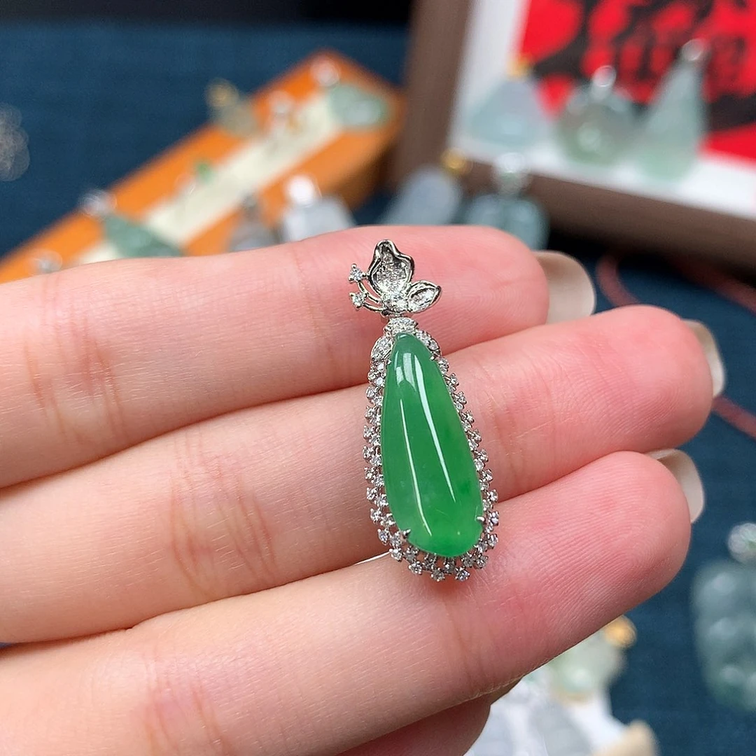 颈饰18K金镶嵌翡翠