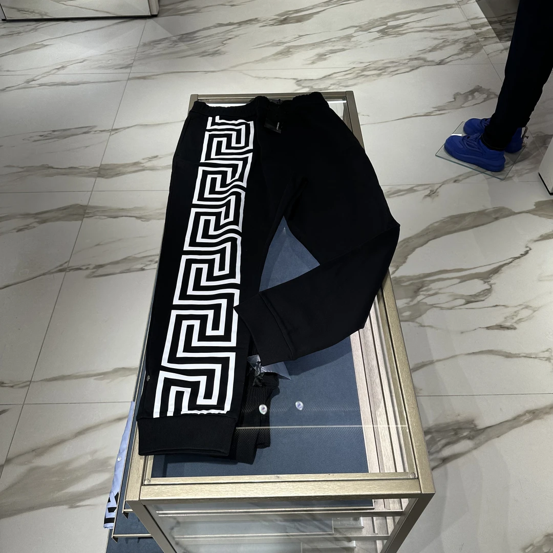 全新未使用 VERSACE/范思哲 男士新款黑色时尚休闲回形纹运动卫裤