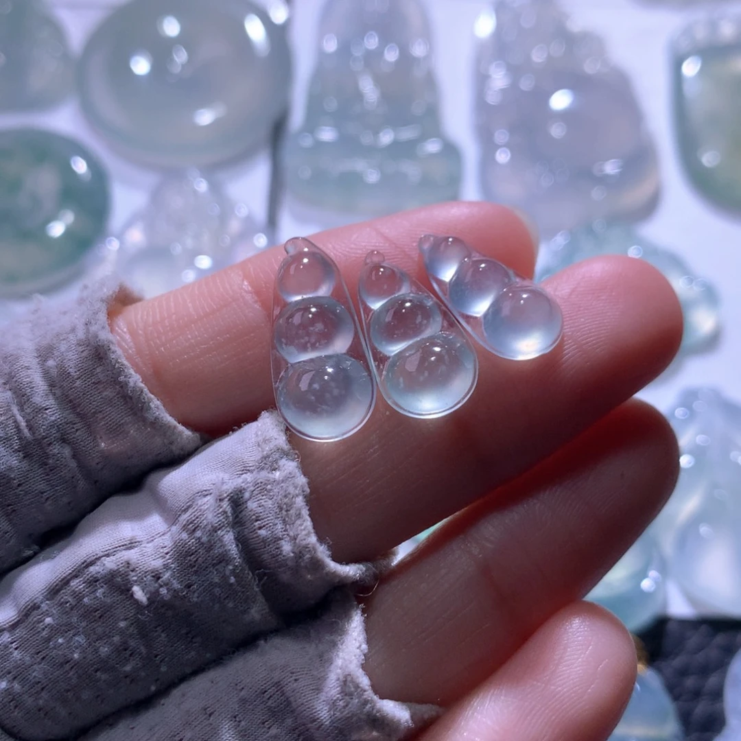 翡翠未镶嵌颈饰一手