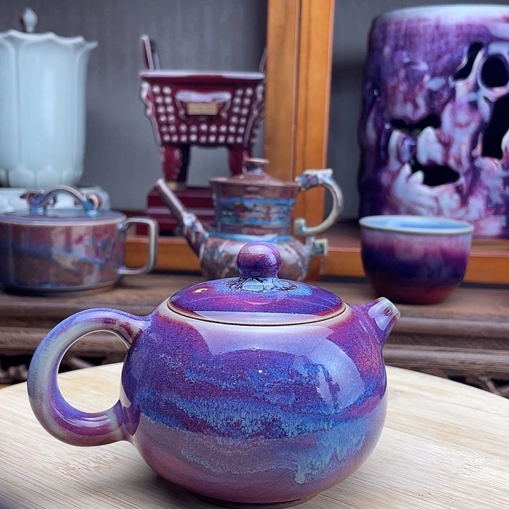 钧瓷茶壶窑变多彩