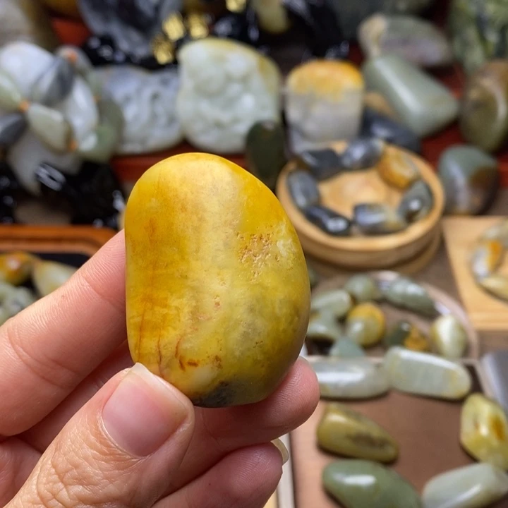 明***刀和田玉未镶嵌颈饰