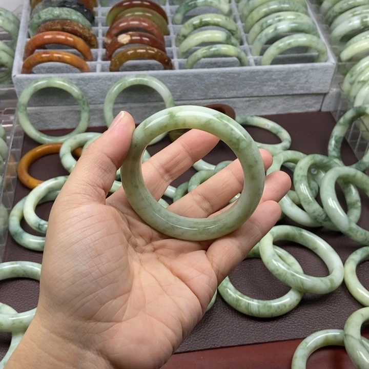 蛇纹石玉手镯未镶嵌重****?