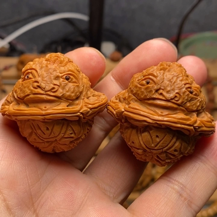 核桃手工雕刻金蟾一对