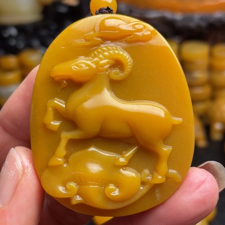 未镶嵌石英质玉（黄龙玉）颈饰