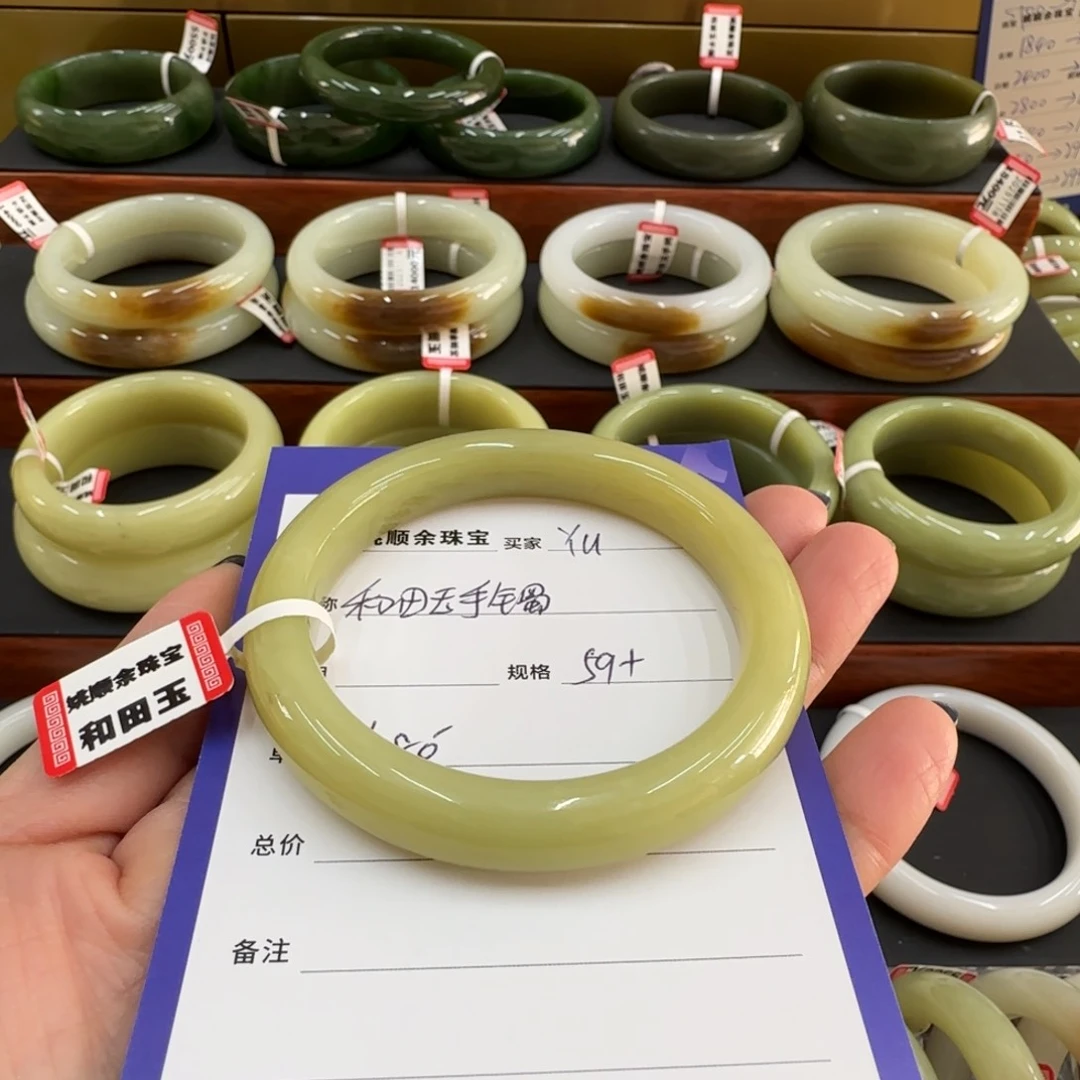 未镶嵌手镯和田玉V****u