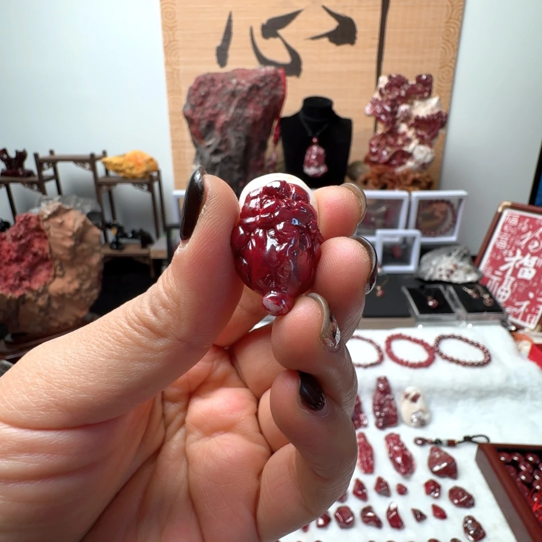天然辰砂天然原矿晶体雕刻吊坠19.7克