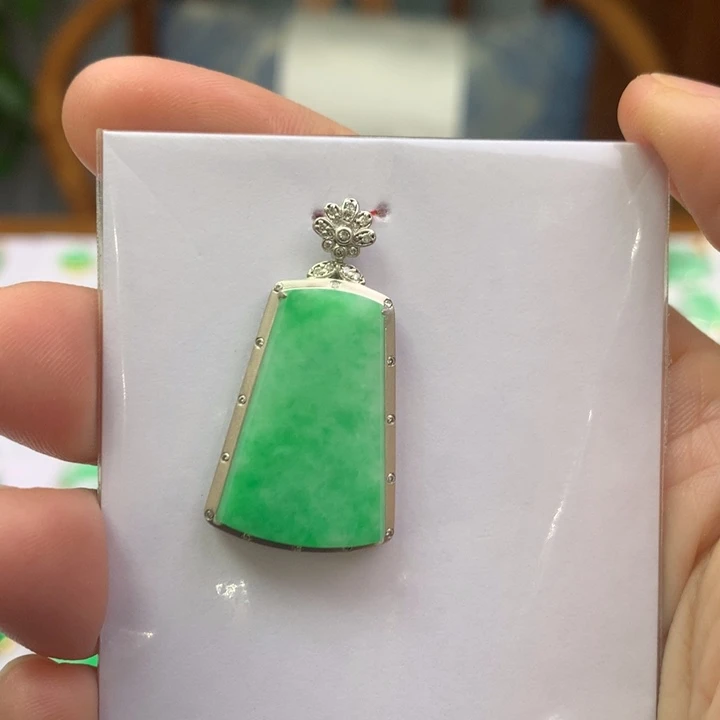 翡翠颈饰18K金镶嵌江****临翡翠吊坠