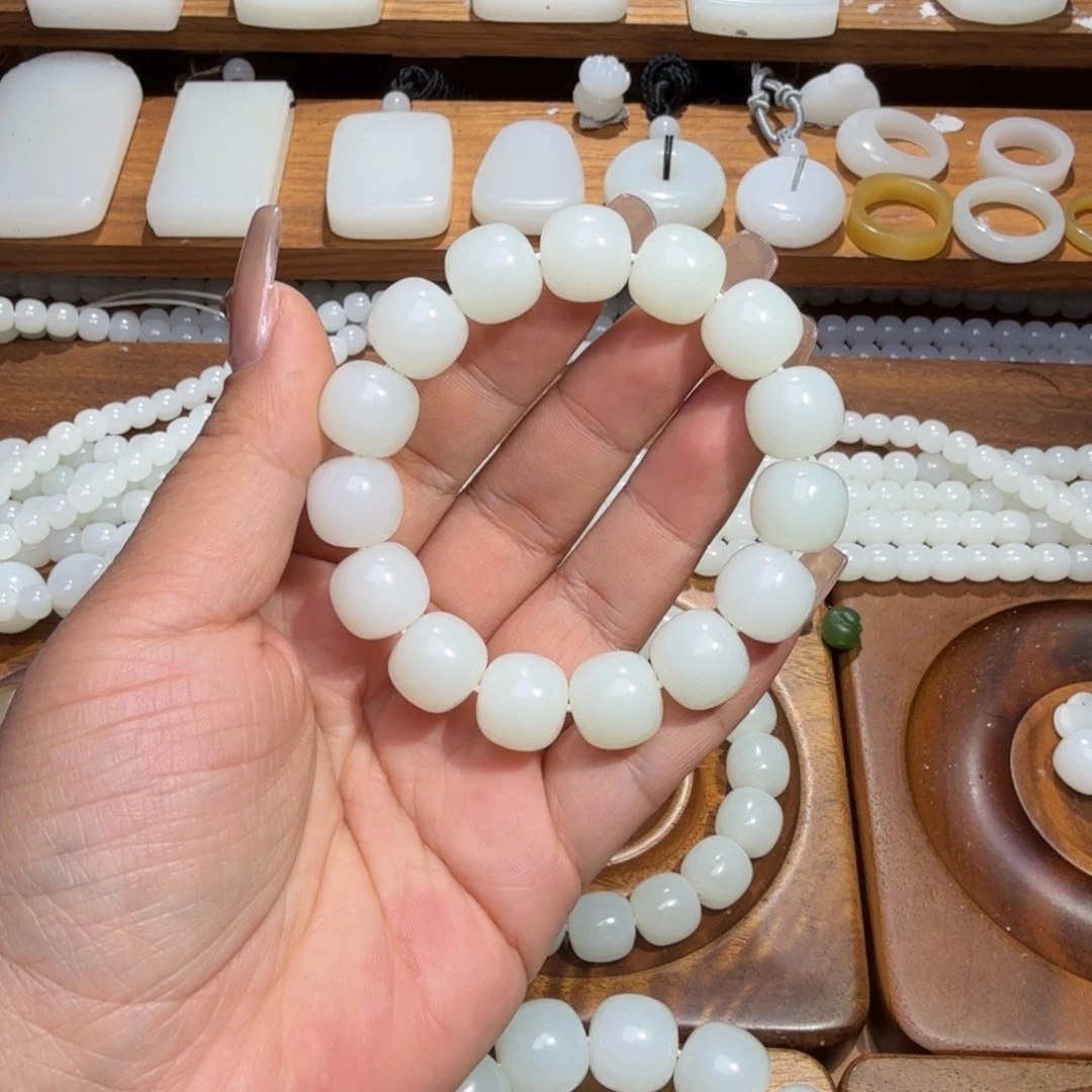 王***一和田玉未镶嵌颈饰