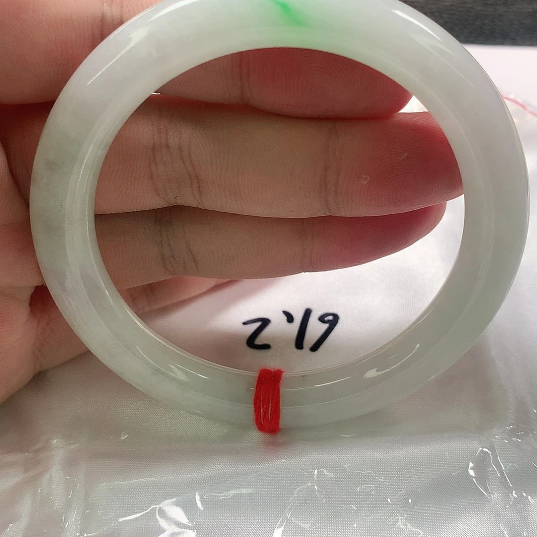 未镶嵌手镯（圆镯）翡翠61-62圈。369号