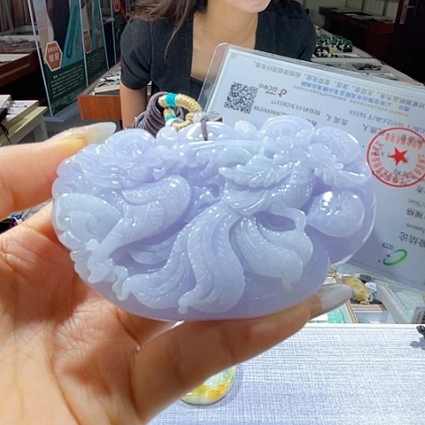翡翠未镶嵌颈饰一个