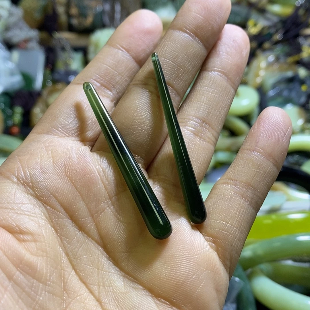 未镶嵌岫玉耳环一对