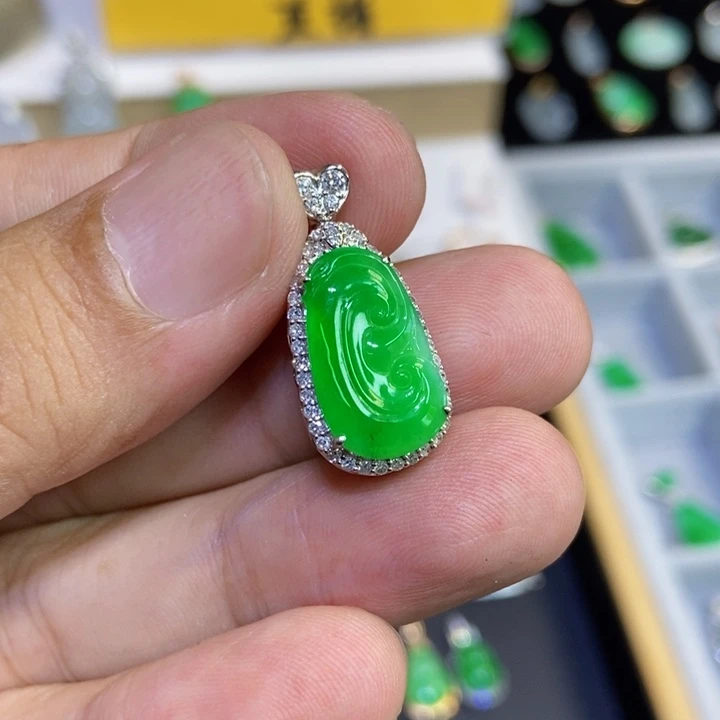 翡翠18K金镶嵌颈饰如意