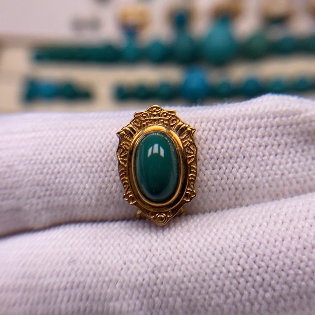 18K金镶嵌绿松石背云10.6mm独**生AA681