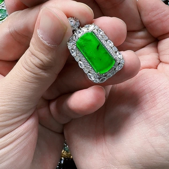 翡翠颈饰未镶嵌天然A货翡翠放漏