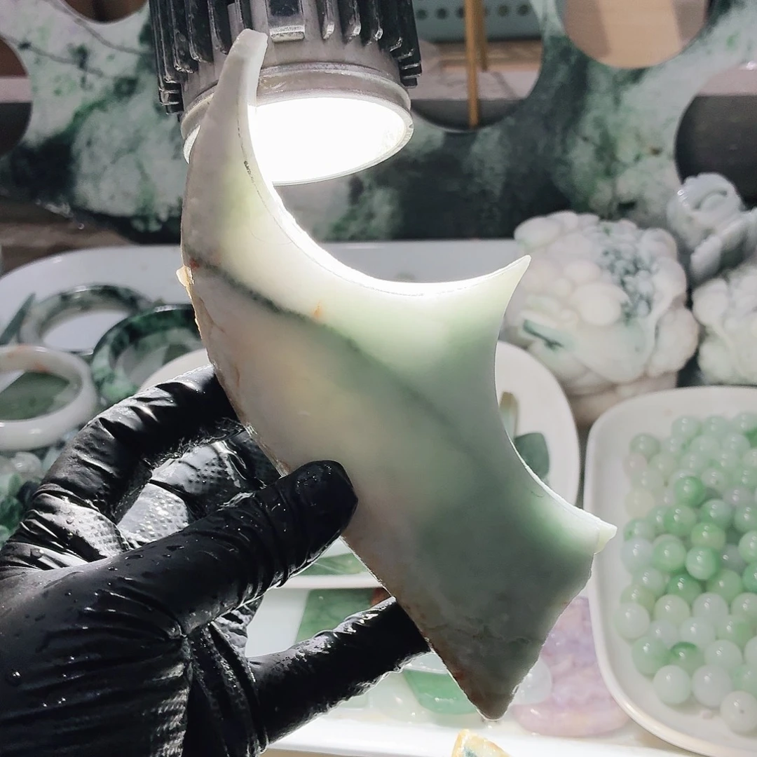 翡翠未镶嵌颈饰边角料