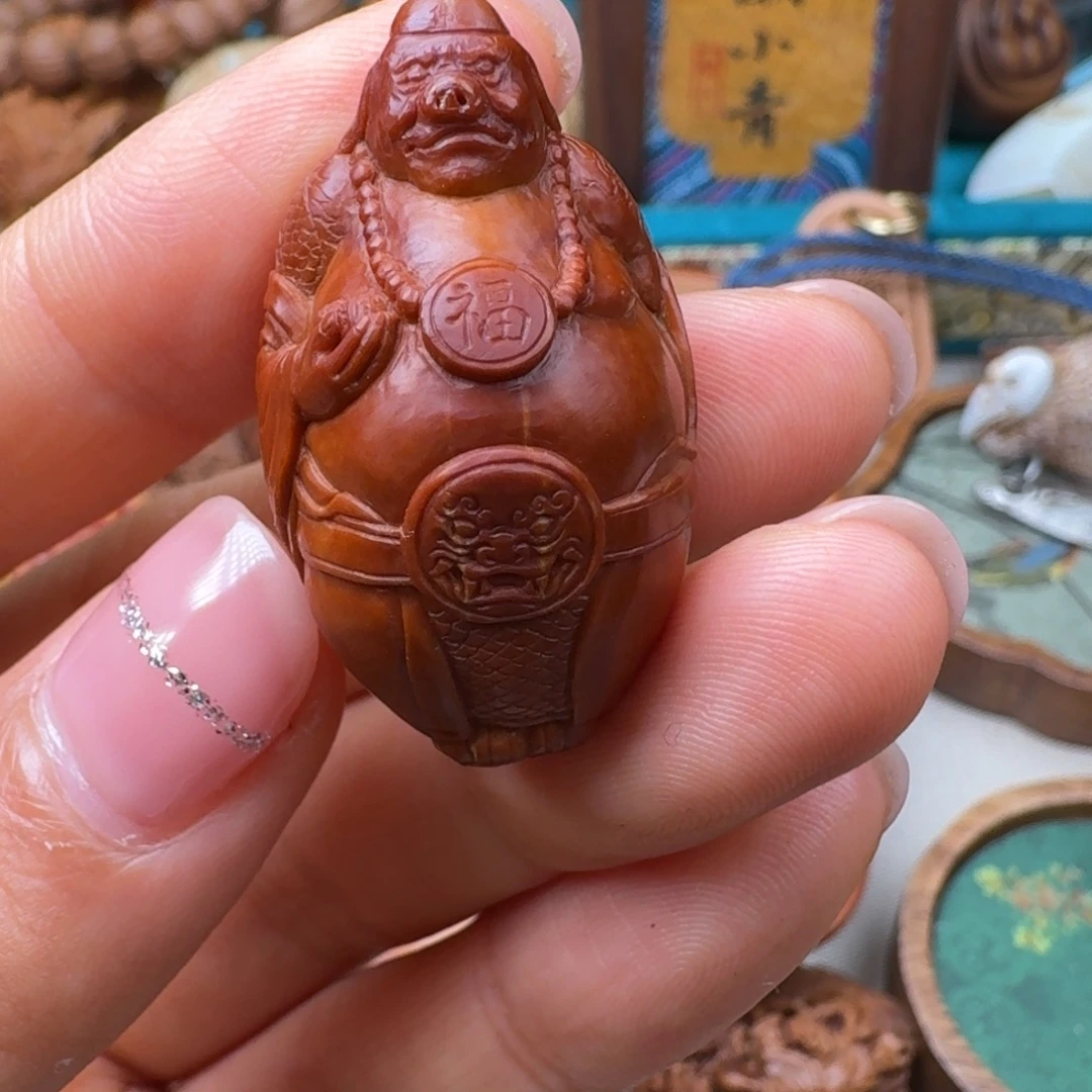 让***朵橄榄核核潮核雕手工作品