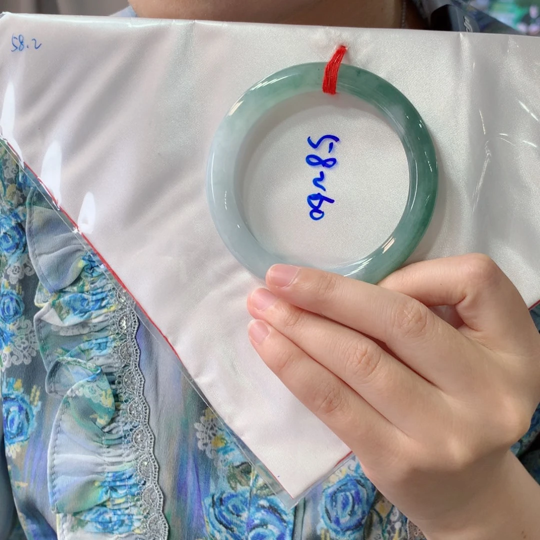 翡翠手镯未镶嵌翡翠
