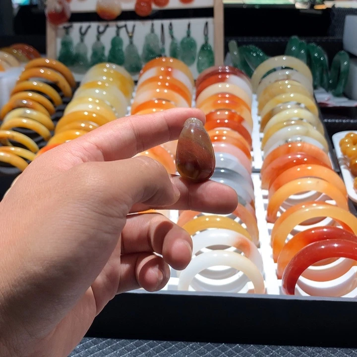未镶嵌手镯石英质玉