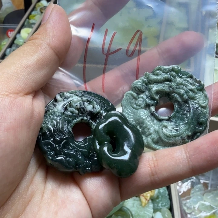 透闪石-蛇纹石玉吊坠未镶嵌