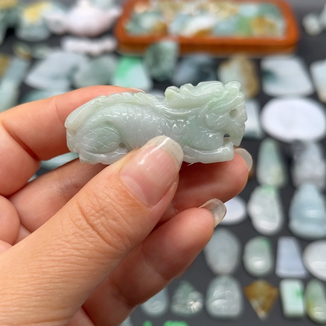 翡翠未镶嵌颈饰龙