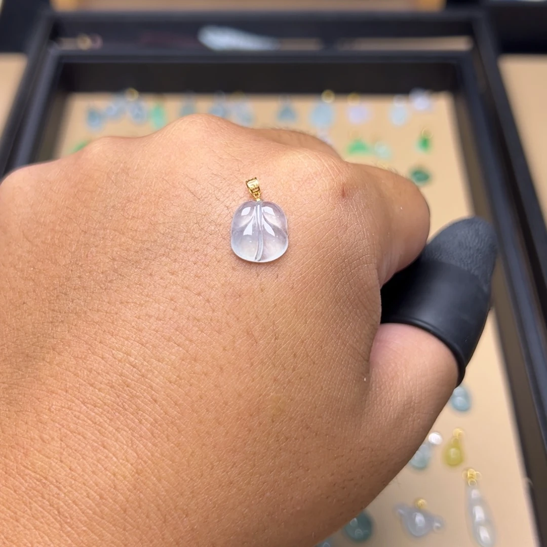 颈饰18K金镶嵌翡翠叶子