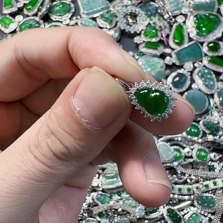 翡翠颈饰未镶嵌天然A货翡翠放漏