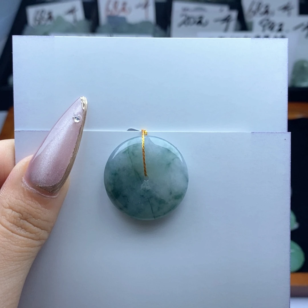翡翠颈饰未镶嵌平安扣