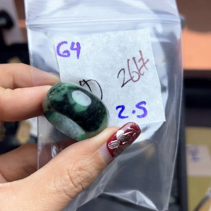 定制翡翠未镶嵌于**遇闪