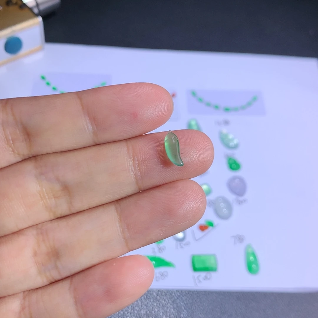 【闪购商品】翡翠挂件未镶嵌乔*多翡翠