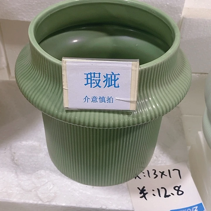 摆件多肉瑕疵盆有孔。