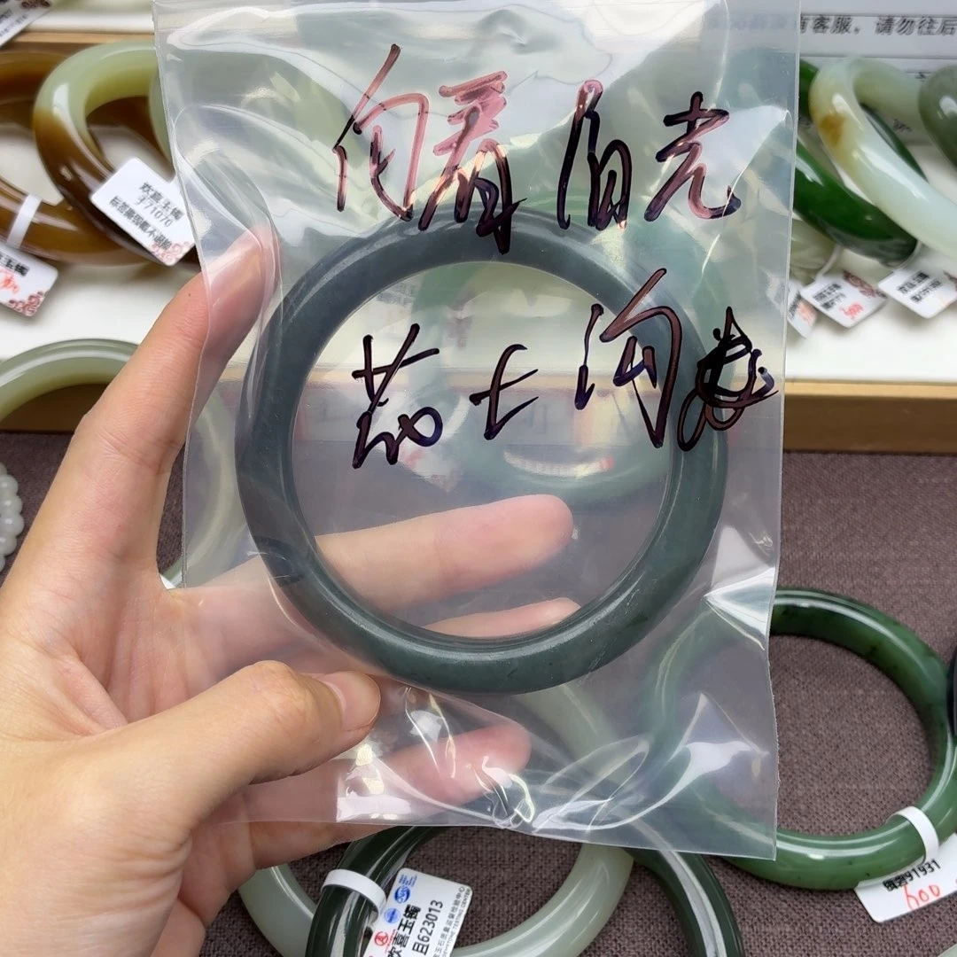 向***n和田玉未镶嵌手镯