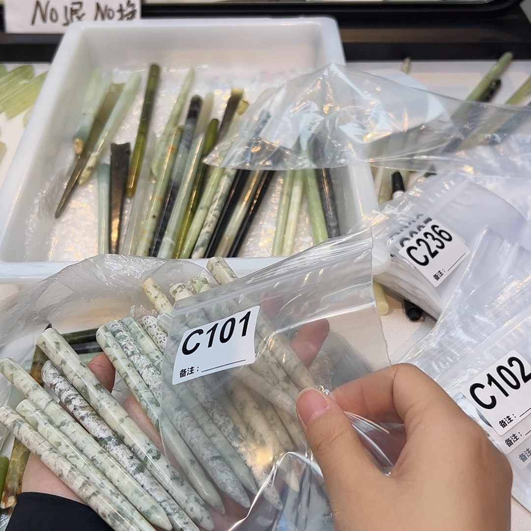吉***猫未镶嵌蛇纹石玉发饰