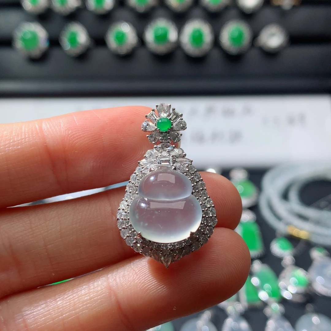 颈饰18K金镶嵌翡翠