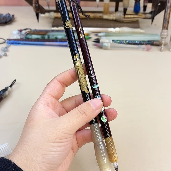 高端毛笔2只，黑檀锦鲤和月轮