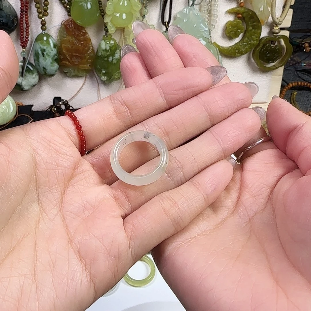 兔***啦蛇纹石玉未镶嵌颈饰